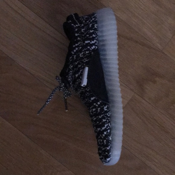 Kids light up shoes gently used. Lights up - Picture 2 of 8